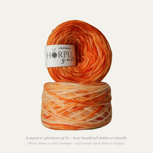Strútalilja hand-dyed Icelandic lopi yarn in warm orange tones made from 100% Icelandic wool